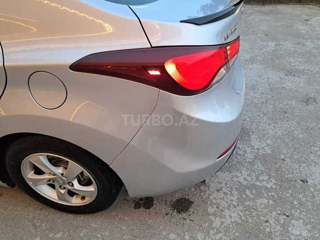 Hyundai Elantra-11