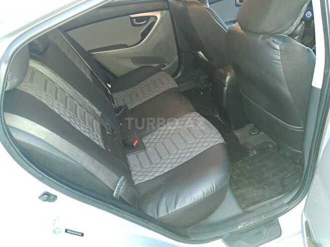 Hyundai Elantra-13