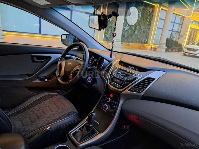 Hyundai Elantra-12