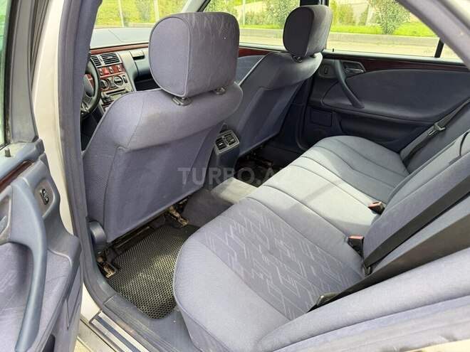 Mercedes E 240-13