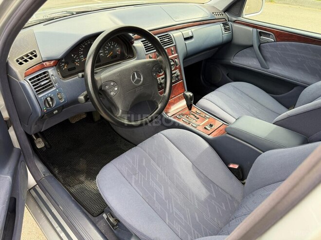 Mercedes E 240-12