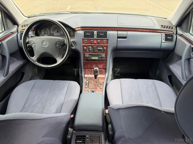 Mercedes E 240-16