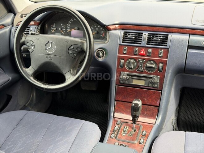 Mercedes E 240-17