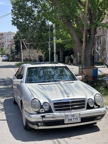 Mercedes E 300-5