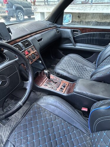 Mercedes E 300-8