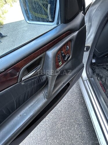 Mercedes E 300-7