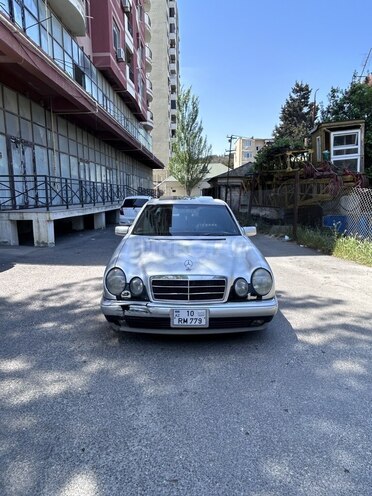 Mercedes E 300-1
