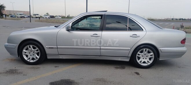 Mercedes E 200-11
