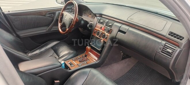 Mercedes E 200-19