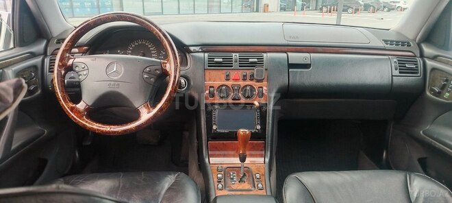 Mercedes E 200-21