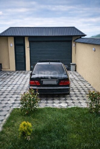 Mercedes E 240-2
