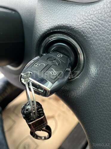 Mercedes E 240-13