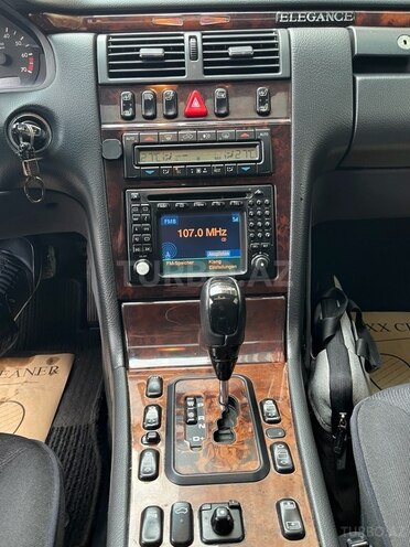 Mercedes E 240-11