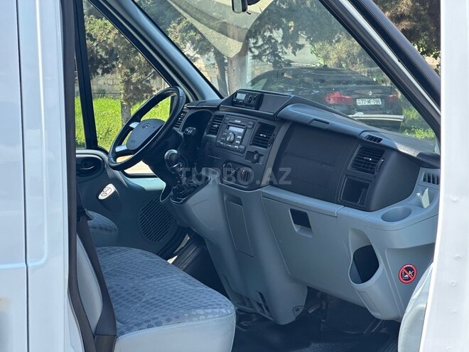 Ford Transit-10