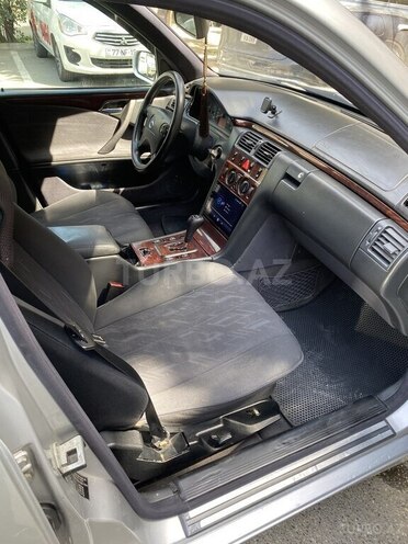Mercedes E 220-2