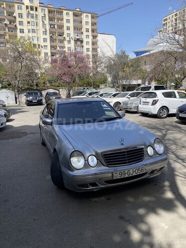 Mercedes E 220-1