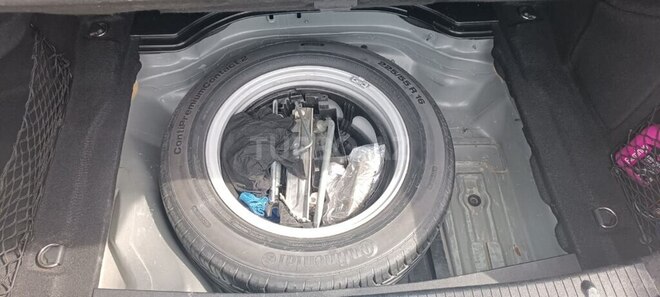 Mercedes E 250-11