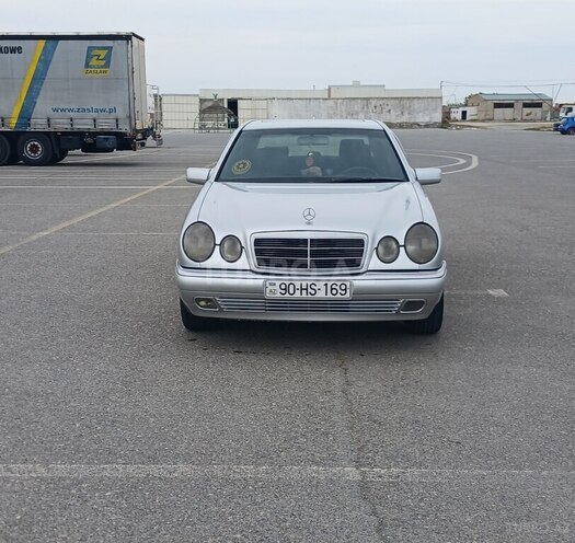Mercedes E 280-1