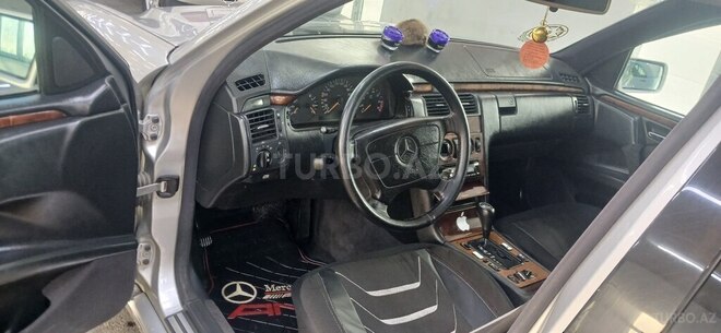 Mercedes E 280-9