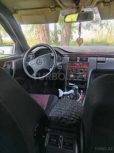 Mercedes E 230-4