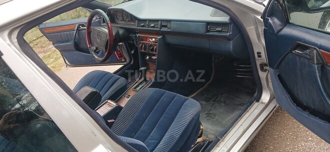 Mercedes E 280-8
