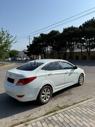 Hyundai Accent-4