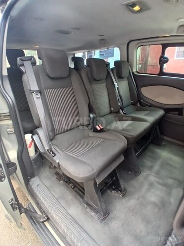 Ford Tourneo Custom-8
