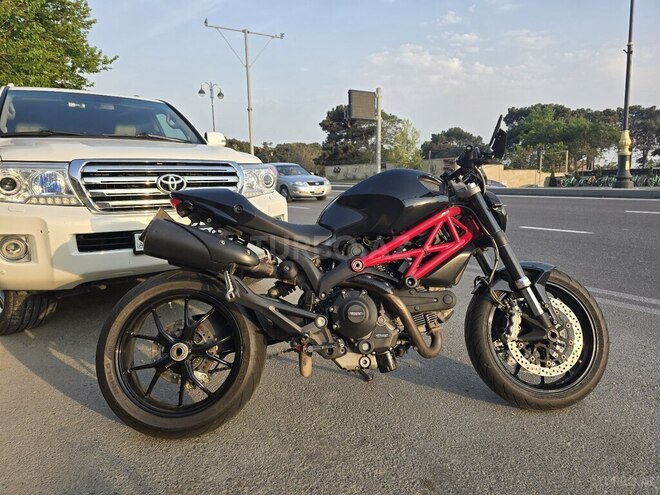 Ducati Monster 796-1