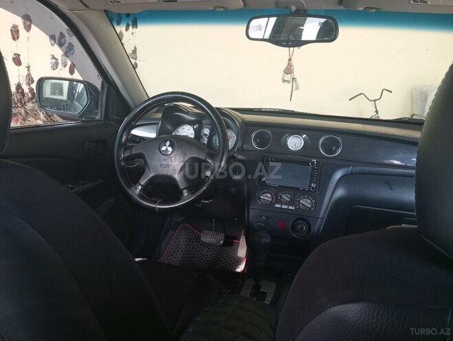 Mitsubishi Outlander-2