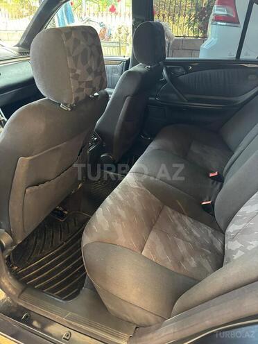 Mercedes E 220-10