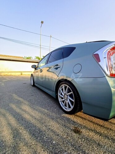 Toyota Prius-12