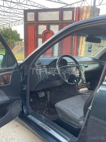 Mercedes E 240-5