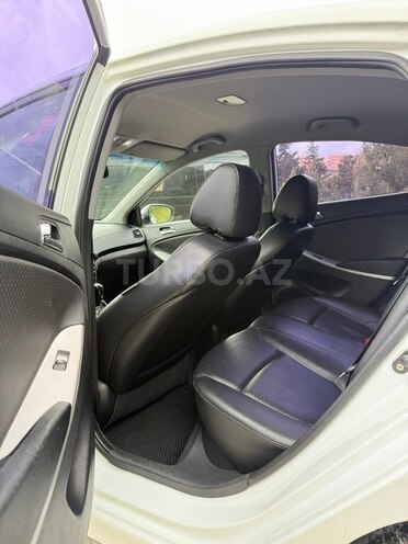 Hyundai Accent-11