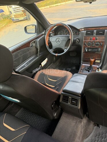 Mercedes E 200-11
