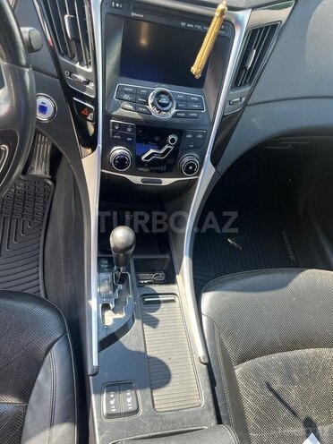 Hyundai Sonata-12