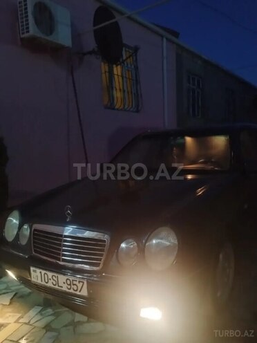 Mercedes E 240-2