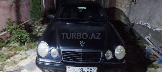 Mercedes E 240-1
