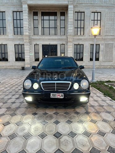 Mercedes E 240-1