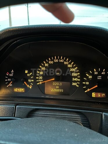Mercedes E 240-11