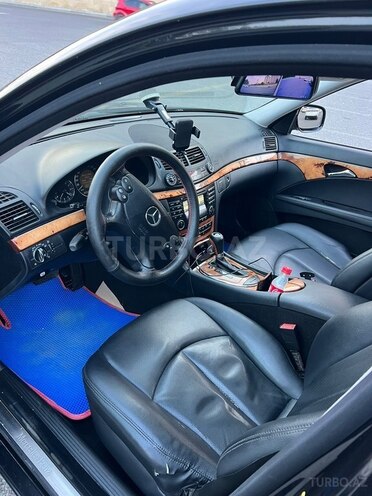 Mercedes E 220-11