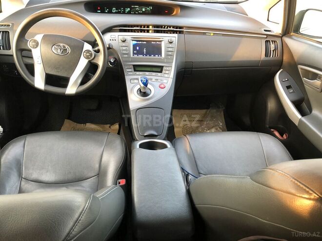 Toyota Prius-5