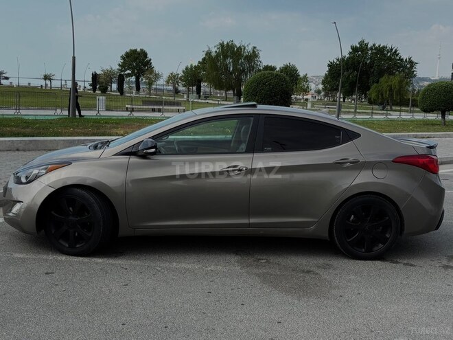 Hyundai Elantra-4