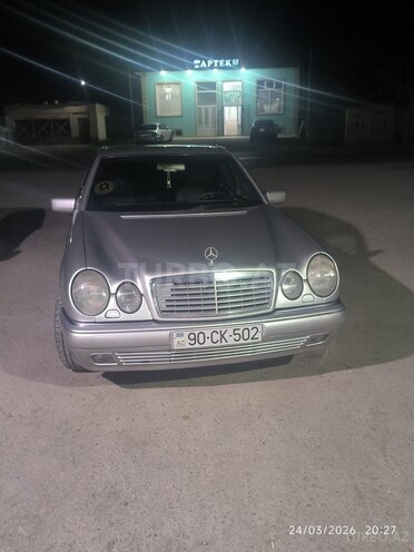 Mercedes E 220-1