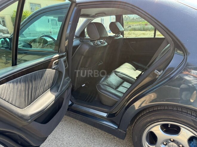 Mercedes E 240-5