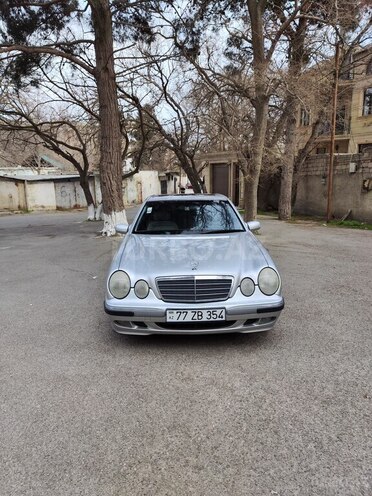 Mercedes E 240-1