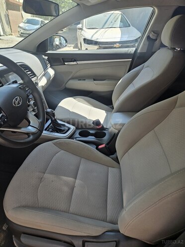 Hyundai Elantra-10