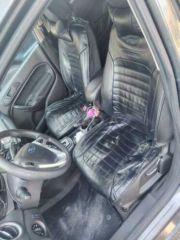 Ford Fiesta-10