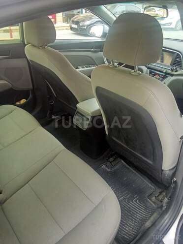 Hyundai Elantra-8