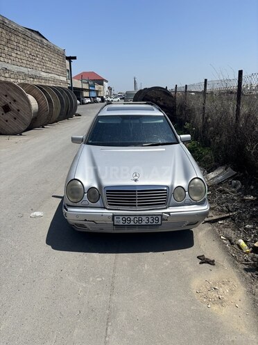 Mercedes E 240-1