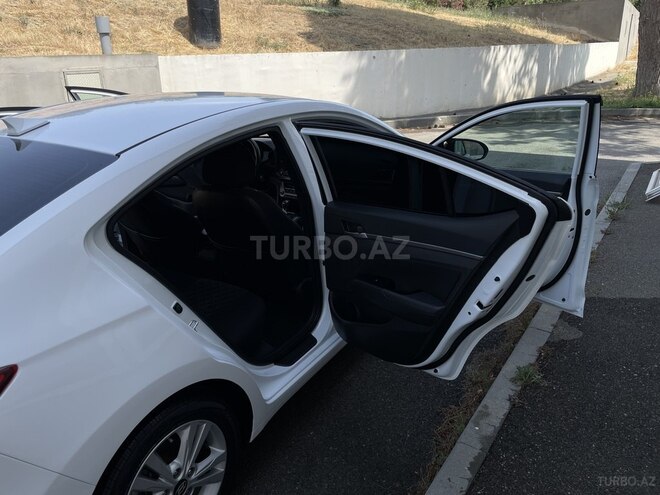 Hyundai Elantra-8